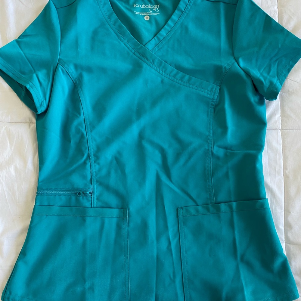 Women’s 3 pocket Scrubology Top